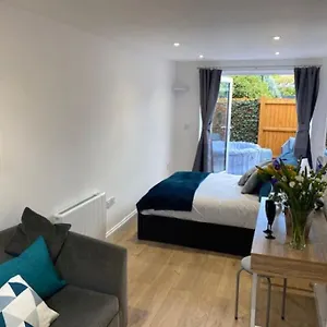 Stylish 1 Bedroom Outdoor Area And Hot Tub Apartment Bournemouth