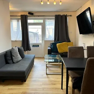 London Deluxe 6 Bedroom House Holiday home Dagenham