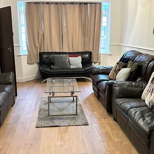 London Luxury 5 Bedroom House 2 Min Walk To The Tube Station Apartment Dagenham